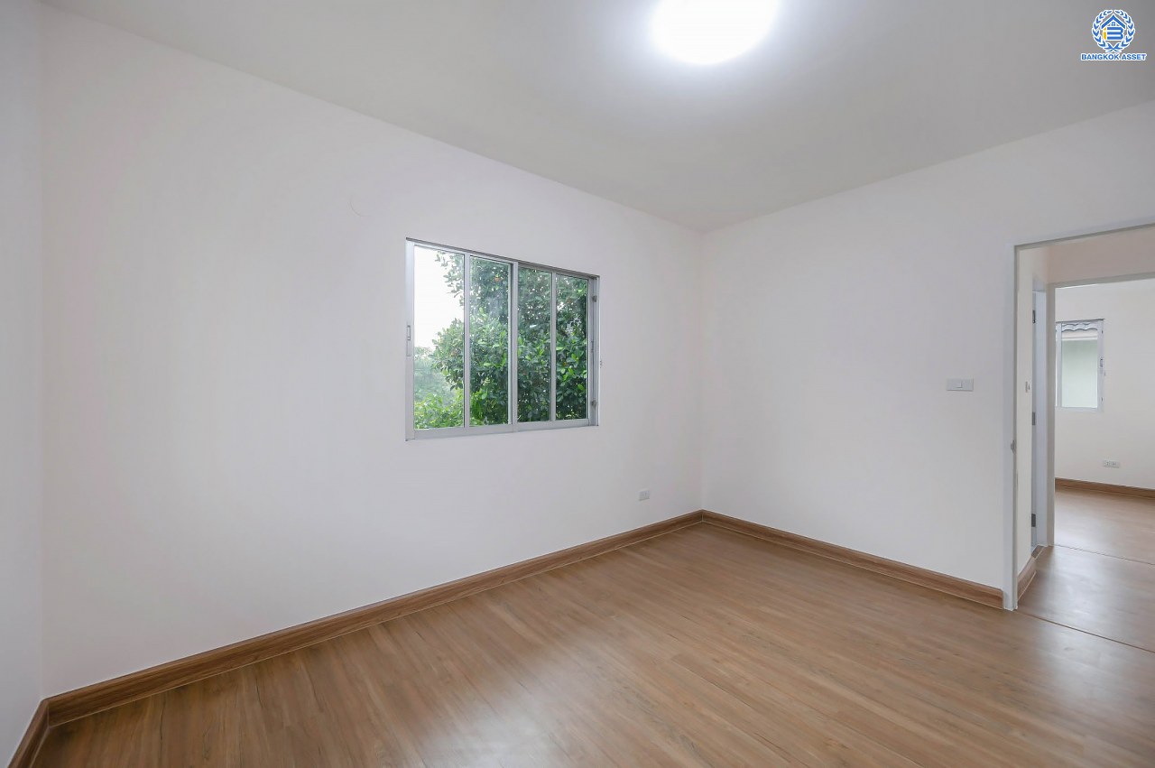 บ้านมือสองตกแต่งใหม่ โครงการ พฤกษ์ลดา พุทธสาคร จากแบรนด์ LH ตัวบ้านใกล้สวนสาธารณะ รองรับทุกความสุขบนเนื้อที่ 53.9 ตร.ว. ฟังก์ชัน 3 ห้องนอน 3 ห้องน้ำ จอดรถได้ 2 คัน เชื่อมต่อถนนเพชรเกษม, ถนนพุทธมณฑลสาย4, ถนนบรมราชชนนี ใกล้รถไฟฟ้าสายสีน้ำเงิน "สถานีหลักสอง" และ The Mall บางแค